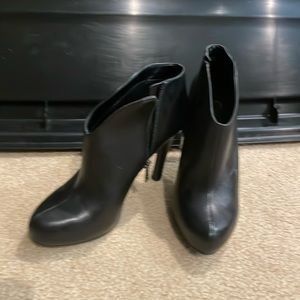 Jessica Simpson, black heels